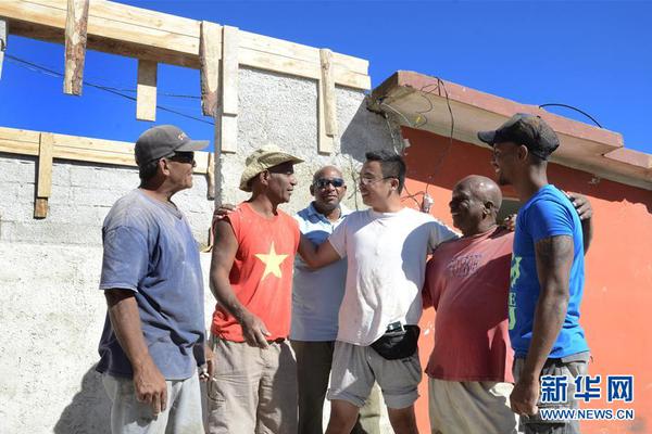 買一個網(wǎng)站要多少錢_湖北黃石：外國游客打卡佛手雕塑 遠(yuǎn)眺仙島湖風(fēng)光