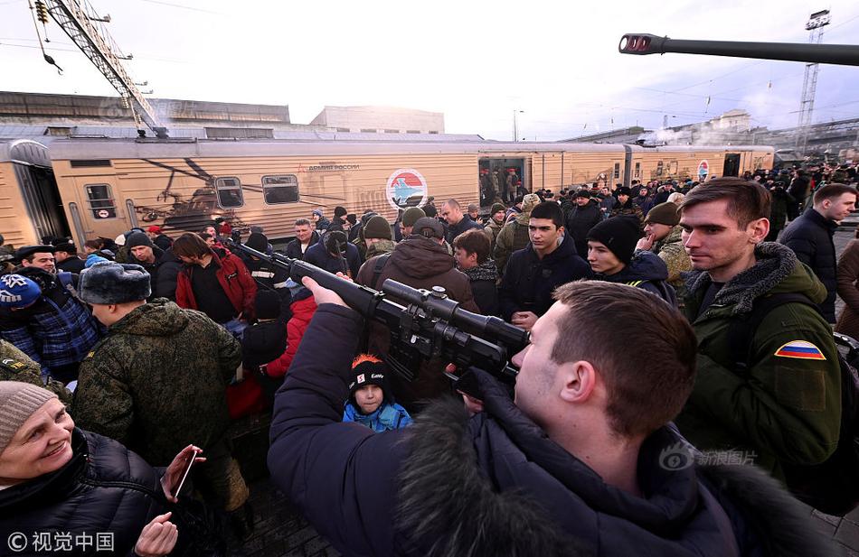 蔡瀾書法作品展現(xiàn)獨特風(fēng)格，作品引發(fā)熱議