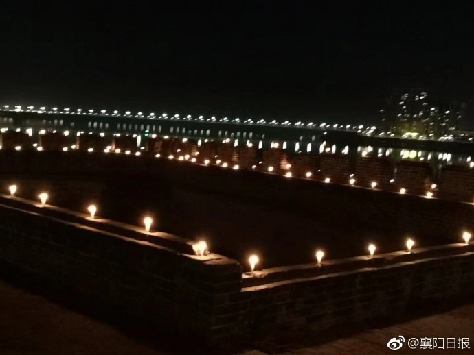 tictok事件來龍去脈_湖北黃石：外國游客打卡佛手雕塑 遠眺仙島湖風光