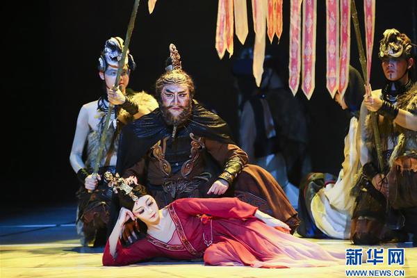 網(wǎng)站制作費用報價_黃景瑜出席活動 黑色套裝利落帥氣