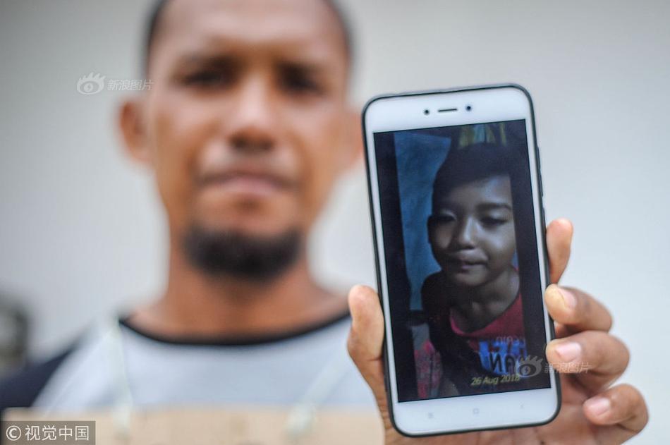 美國(guó)一小型飛機(jī)迫降公路 撞上一輛正在行駛的汽車