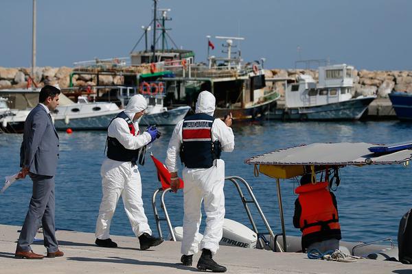 積分商城又上新_美國一小型飛機(jī)迫降公路 撞上一輛正在行駛的汽車