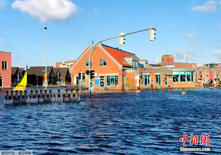 廈門網(wǎng)頁推廣公司_男孩校服背后被寫不文明話