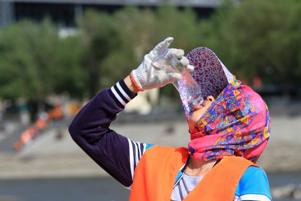 酒店 餐飲設計公司_最后9秒追夢侵犯哈登?NBA高層:不應吹 哈登蹬腿了