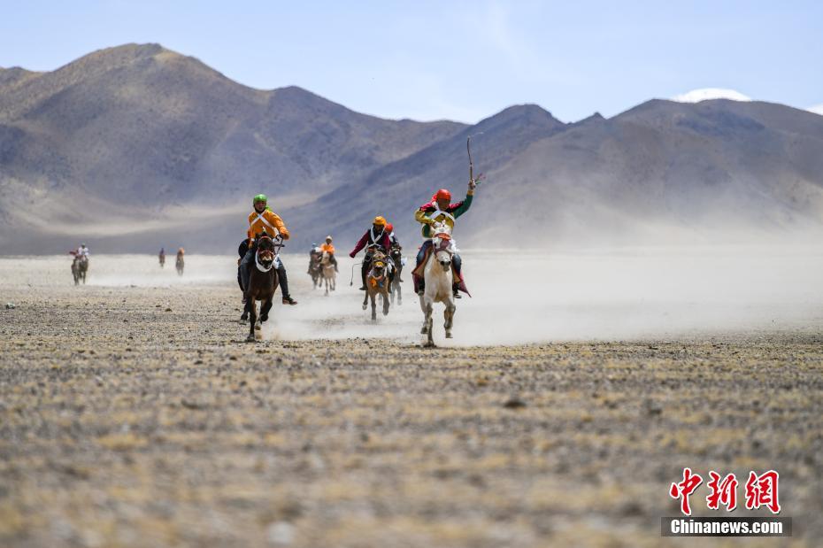 刷網(wǎng)頁(yè)訪問(wèn)量_監(jiān)拍兩男子騎摩托車(chē)用麻藥吹管偷狗 被狗主人抓現(xiàn)行