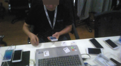 女子手提重物一手抱娃_我國(guó)老舊小區(qū)電梯新舉措