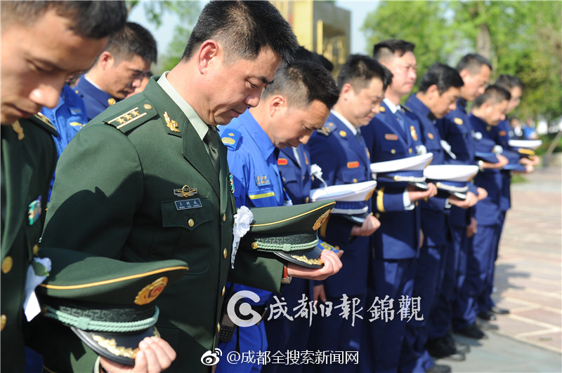 普京開車曾遇到快遞員橫沖直撞：我有時不閃警燈也不帶車隊