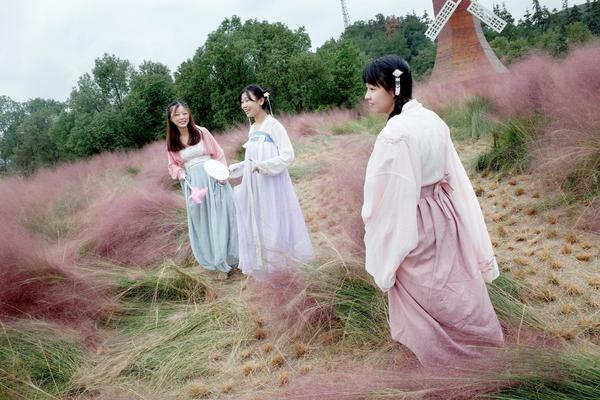 海外企業(yè)招聘網(wǎng)站_用不過(guò)時(shí)的經(jīng)典元素與單品，創(chuàng)造新的時(shí)尚魅力