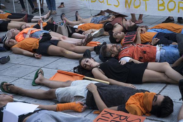 泰軍使用F16攻擊軍事陣地平民區(qū) 柬軍發(fā)射大量火箭彈