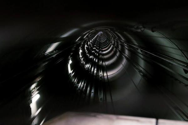 傳奇網(wǎng)站點(diǎn)開(kāi)跳轉(zhuǎn)到別的傳奇網(wǎng)站_雷朋Meta智能眼鏡走紅 卻面臨隱私爭(zhēng)議與競(jìng)爭(zhēng)考驗(yàn)