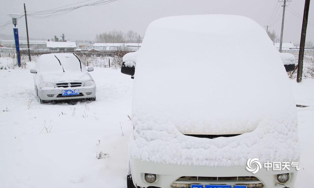 烏魯木齊“清雪天團”霸氣上線 連夜“鏟”出平安路
