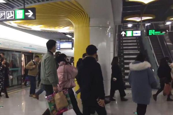 收到國足紀(jì)念球衣，尹鴻博：感謝祖國，為國出戰(zhàn)是最大驕傲