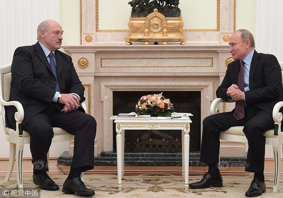 北汽造了一臺SUV，據(jù)說98萬起步，看了內(nèi)飾的確霸氣