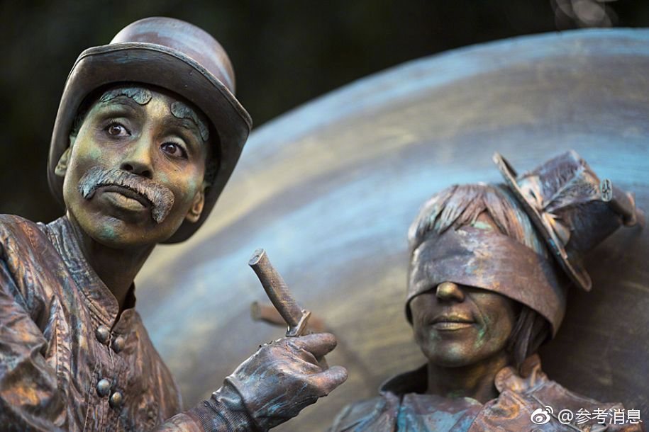 圖片源碼查看_回鄉(xiāng)探親帶了10個(gè)保鏢，進(jìn)村看到養(yǎng)父被鎖狗籠，村霸：你算老幾！